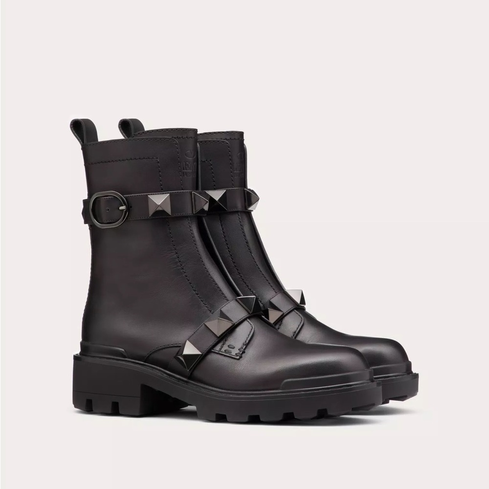 VALENTINO ROMAN STUD CALFSKIN COMBAT BOOT WITH TONAL STUDS 40MM - Size 7